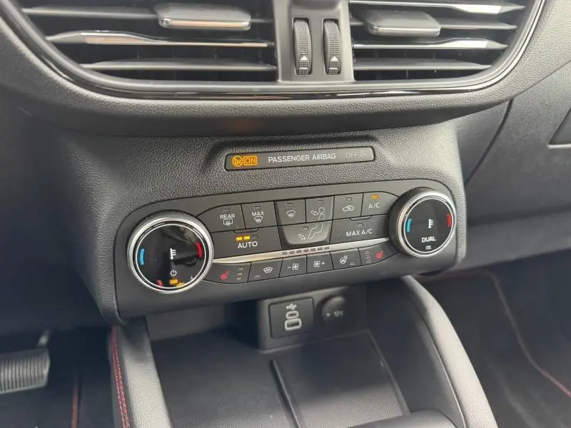 Vue rapprochée de la console centrale du Ford Kuga 2023, affichant la climatisation bi-zone et commandes tactiles.