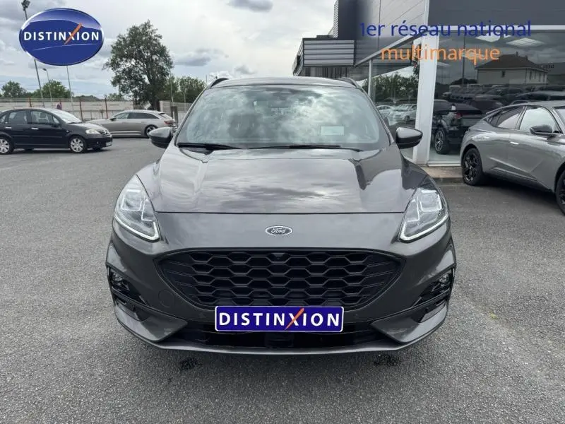 Vue avant centrée d'un Ford Kuga 1.5 EcoBlue gris Solar métallisé avec calandre noire et phares LED distinctifs.