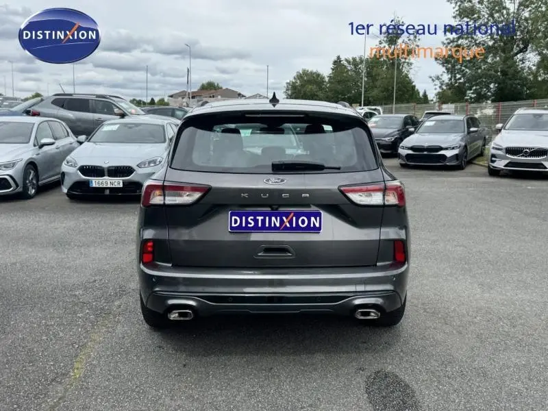 Vue arrière d'un Ford Kuga gris Solar métallisé 2023 avec double sortie d'échappement et feux LED distinctifs.