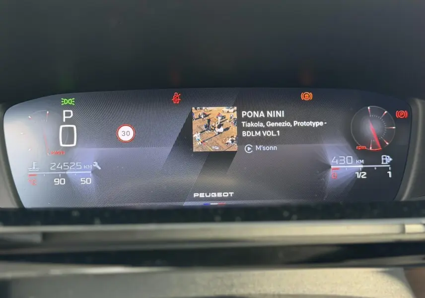 Vue rapprochée du combiné numérique 10 pouces du Peugeot 308 2025 affichant la vitesse, la musique et l'autonomie restante.