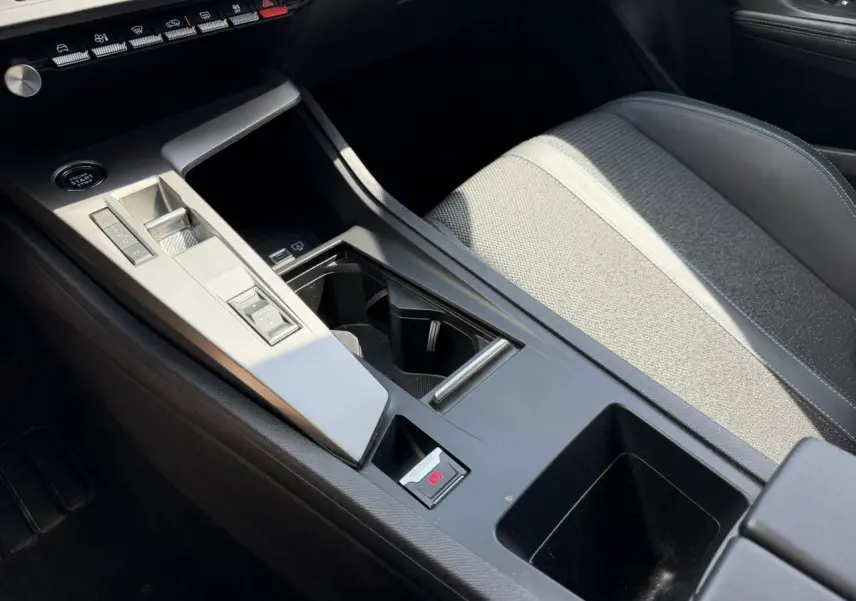 Vue rapprochée de la console centrale et siège avant gris clair du Peugeot 308 1.5 BlueHDI 130 EAT8 Allure 2025.