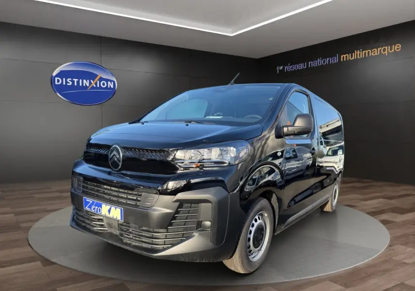 Citroën Jumpy noir en 3/4 avant droit, avec calandre noire brillante et jantes acier simples.