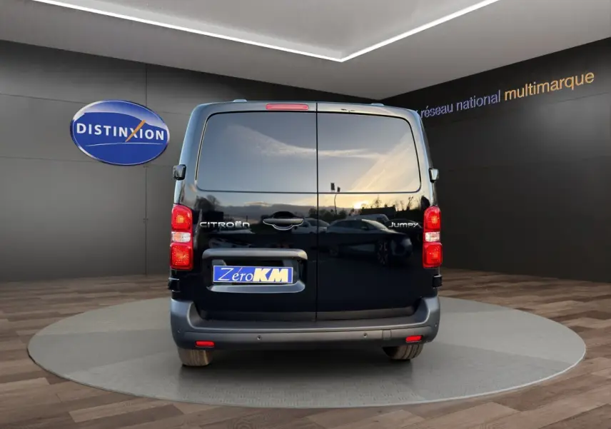 Vue arrière du Citroën Jumpy noir 2026 avec portes battantes et feux arrière rouges allumés.