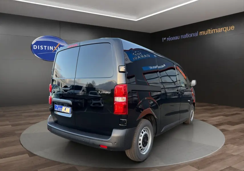 Vue 3/4 arrière droite du Citroën Jumpy noir 2026 avec portes arrière pleines et jantes acier simples.