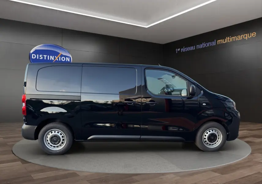 Profil droit du Citroën Jumpy noir 2026, fourgon utilitaire avec jantes acier et vitres latérales opaques.
