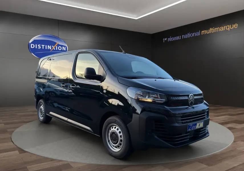 Vue 3/4 avant du Citroën Jumpy noir 2026 avec calandre marquée et jantes acier argentées.