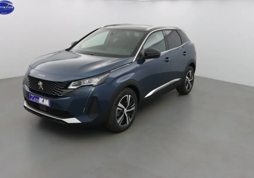 Peugeot 3008 bleu Célèbes métal en 3/4 avant droit, avec jantes alliage et toit panoramique.