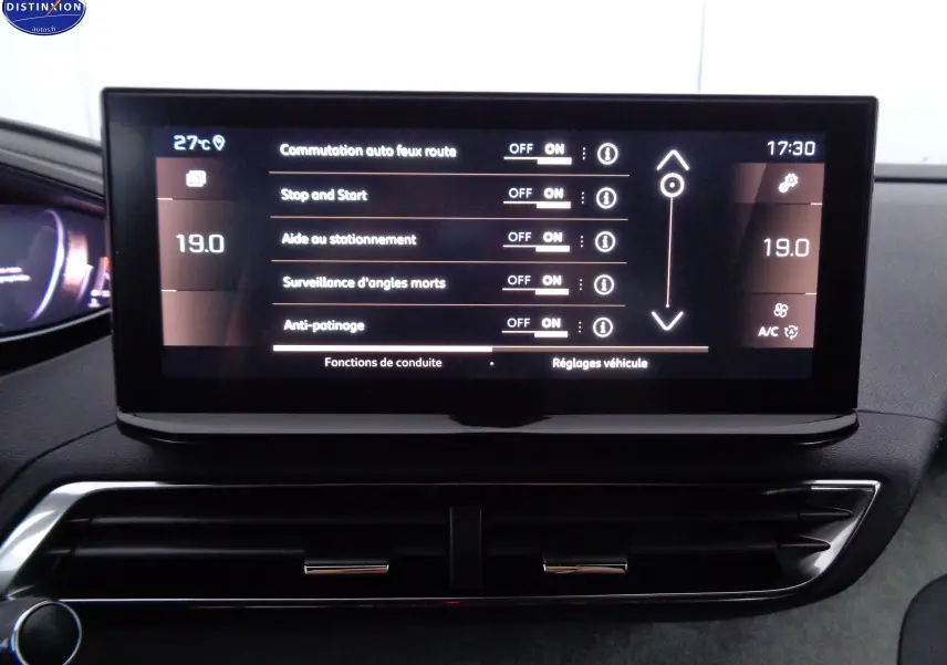 Écran tactile central du Peugeot 3008 2023 affichant les réglages d'aides à la conduite et la climatisation.