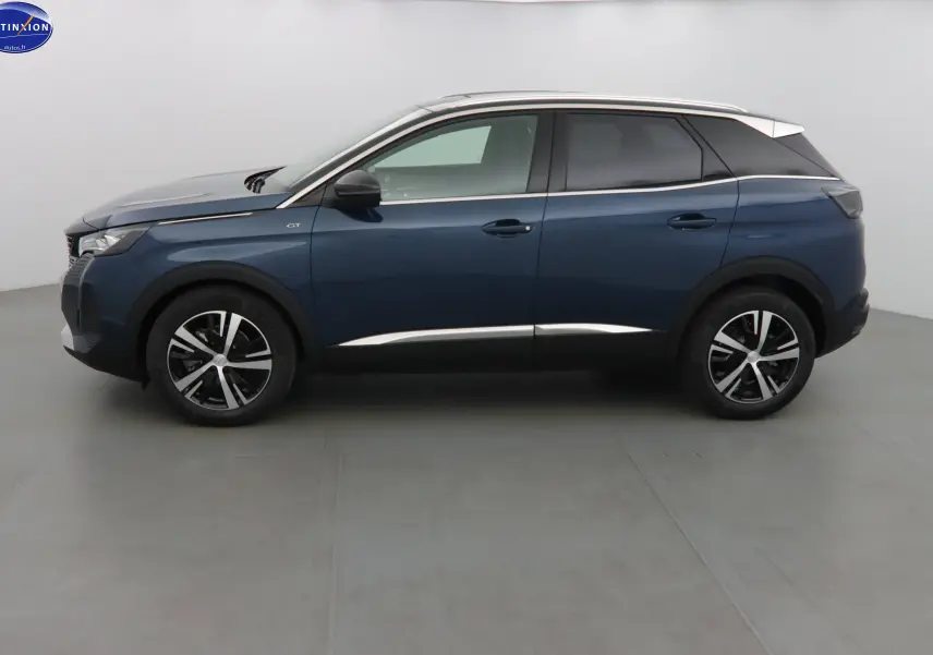 Profil côté gauche du Peugeot 3008 GT 2023 en bleu Célèbes métallisé avec jantes alliage bicolores.