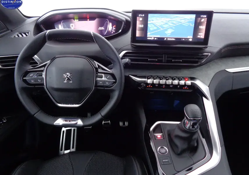 Vue intérieure centrée sur le volant GT et la console avec levier de vitesses manuelle du Peugeot 3008 Bleu Celebes 2023.