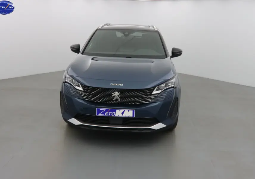 Vue frontale du Peugeot 3008 2023 en bleu Célèbes Métal avec calandre noire et logo lion central bien visible.