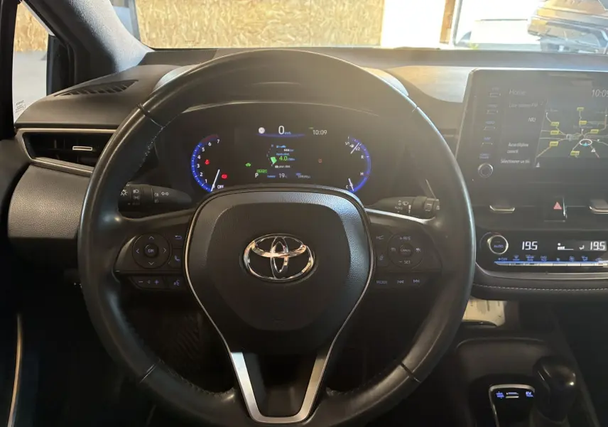 Vue rapprochée du volant en cuir noir et du tableau de bord numérique de la Toyota Corolla 1.8 122 Dynamic 2020.