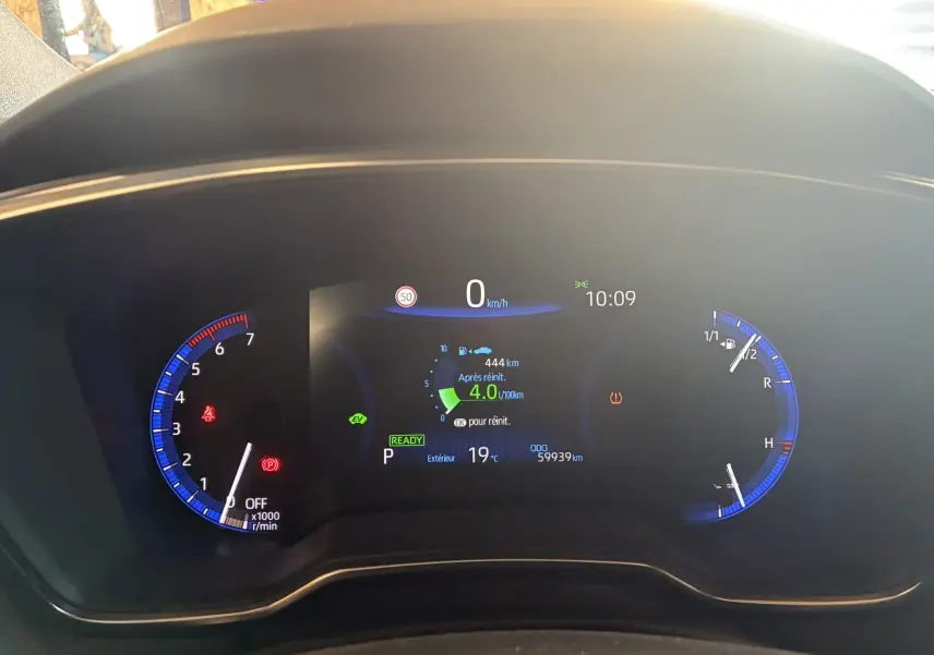 Vue rapprochée du tableau de bord numérique de la Toyota Corolla 1.8 122 Dynamic 2020, affichage hybride et indicateurs lumineux.