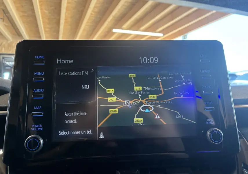 Écran tactile du GPS de la Toyota Corolla 1.8 122 Dynamic 2020 affichant une carte routière intérieure.