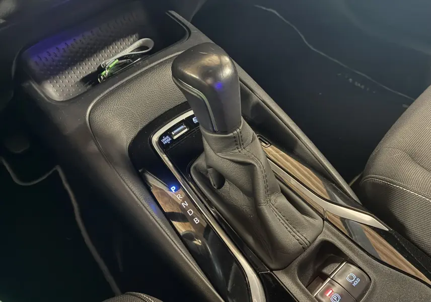 Le levier de vitesses automatique en cuir noir de la Toyota Corolla 1.8 122 Dynamic vue en gros plan côté console centrale.