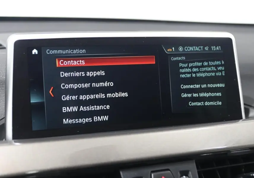 Écran central de la BMW X1 sDrive 18D 2019 affichant le menu communication avec options contacts et appels.