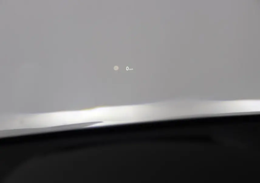 Affichage tête haute montrant la vitesse à 0 km/h sur BMW X1 sDrive 18D argent métallisé, vue intérieure avant.