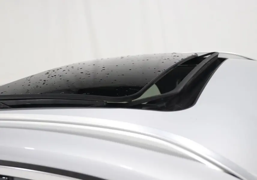 Toit ouvrant partiellement ouvert sur BMW X1 sDrive 18D argent métallisé, vue rapprochée du toit côté gauche.