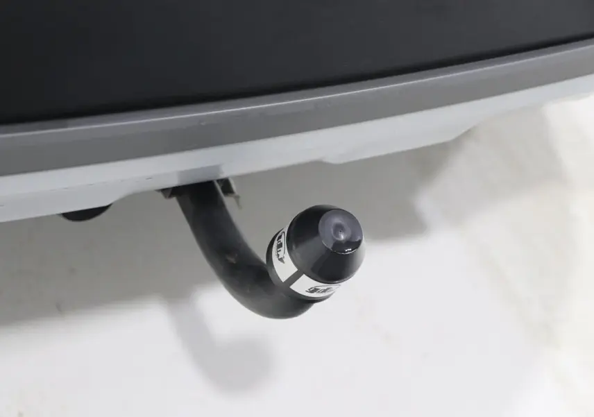 Gros plan sur l'attelage arrière d'une BMW X1 sDrive 18D argent métallisé, soulignant cet équipement distinctif.