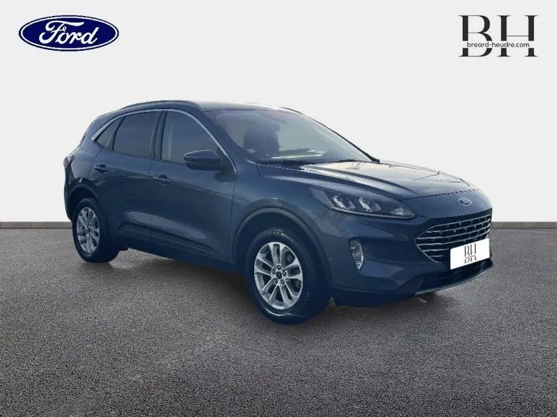 Ford Kuga 2.0 EcoBlue 190ch Titanium bleu azur métallisé, vue 3/4 avant droit avec vitres arrière surteintées.
