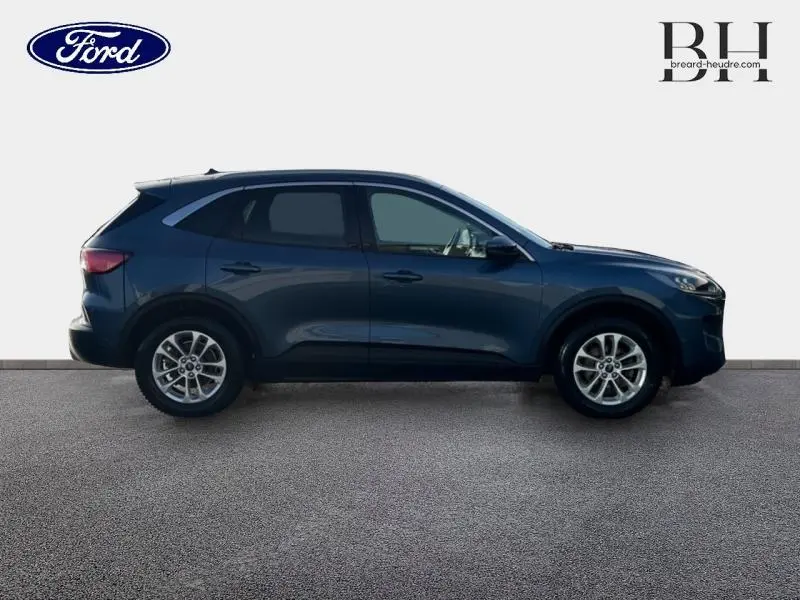 Profil droit d’un Ford Kuga 2020 bleu azur métallisé avec vitres arrière surteintées et jantes alu.