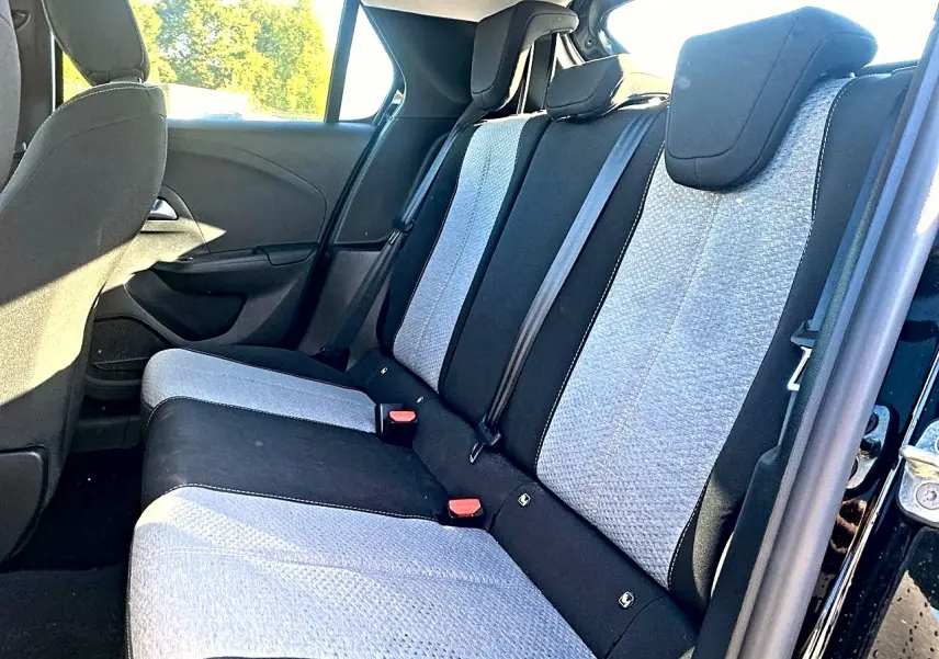 Vue intérieure côté droit sur la banquette arrière bicolore gris clair et noir de l'Opel Corsa 2025 noire.