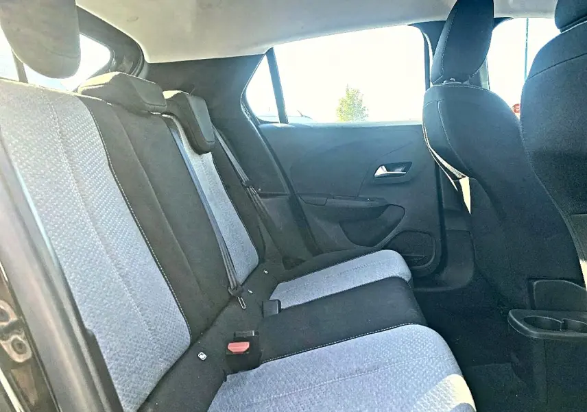 Vue intérieure arrière de la banquette tissu bicolore gris et noir de l’Opel Corsa 2025 côté droit.