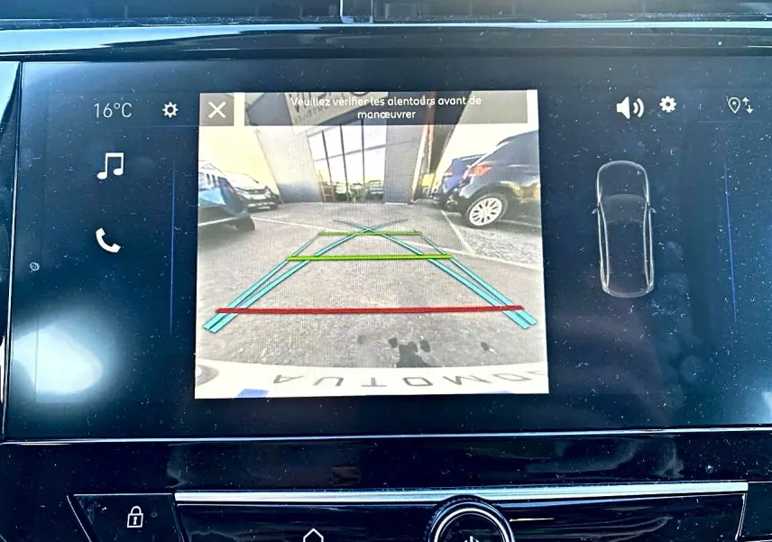 Écran tactile intérieur montrant la caméra de recul avec guidage coloré sur une Opel Corsa noire.