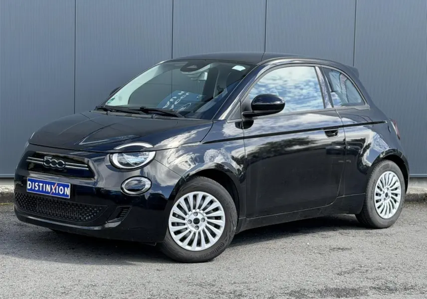 Fiat 500 électrique noire vue en 3/4 avant droit, avec jantes alu 16 pouces et calandre distinctive.