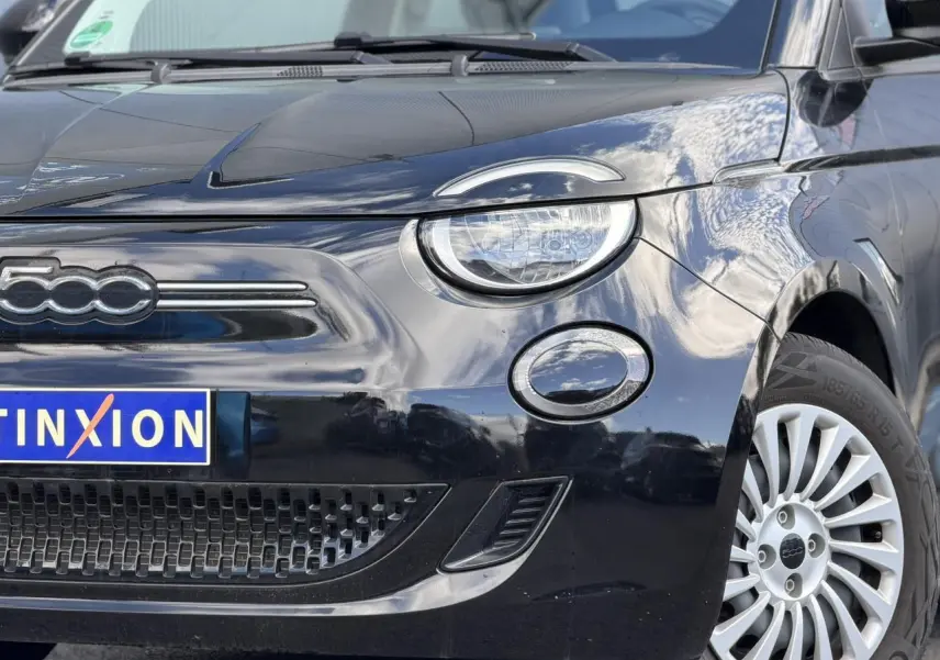 Gros plan sur l'avant droit d'une FIAT 500 électrique noire avec jante alu 16 pouces et phares LED.