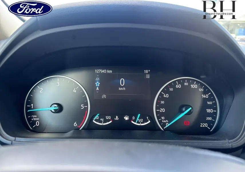 Vue rapprochée du tableau de bord du Ford EcoSport 2018, affichant compte-tours, vitesse et jauges, avec écran digital central.