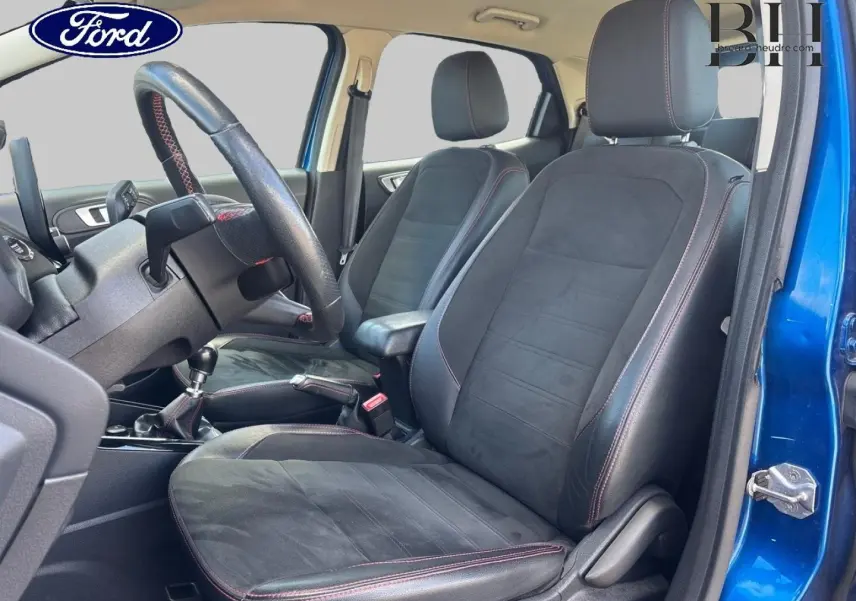 Vue intérieure côté conducteur du Ford EcoSport bleu Lightning 2018, sièges cuir/tissu noir ST-Line avec surpiqûres rouges.