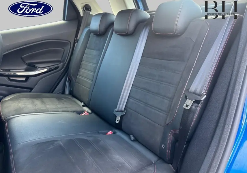 Vue intérieure sur la banquette arrière en cuir et tissu noir avec surpiqûres rouges du Ford EcoSport bleu Lightning.