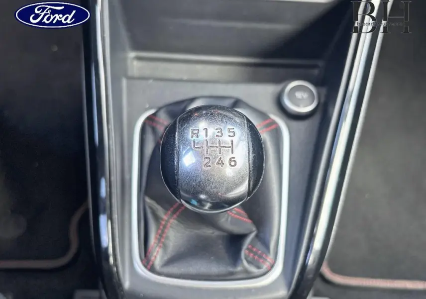 Gros plan sur le pommeau de levier de vitesses manuel noir avec surpiqûres rouges du Ford EcoSport Bleu Lightning 2018.