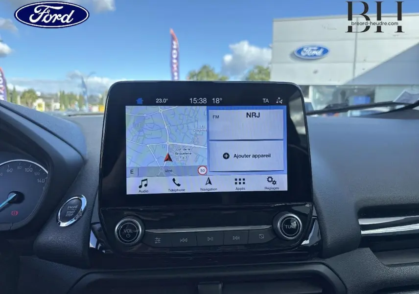 Vue intérieure centrée sur l'écran tactile multifonction affichant la navigation dans un Ford EcoSport 2018.