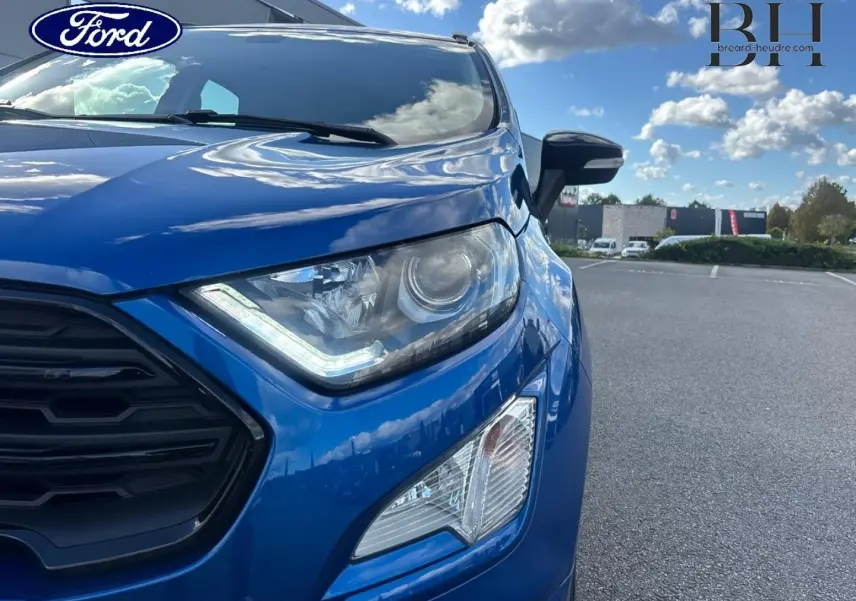 Gros plan sur l'avant droit bleu Lightning du Ford EcoSport 2018, mettant en valeur le phare LED et la calandre noire.
