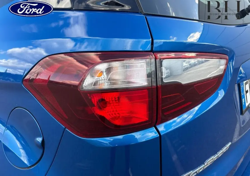 Gros plan sur le feu arrière droit d’un Ford EcoSport bleu Lightning 2018 avec logo et trappe à carburant visible.