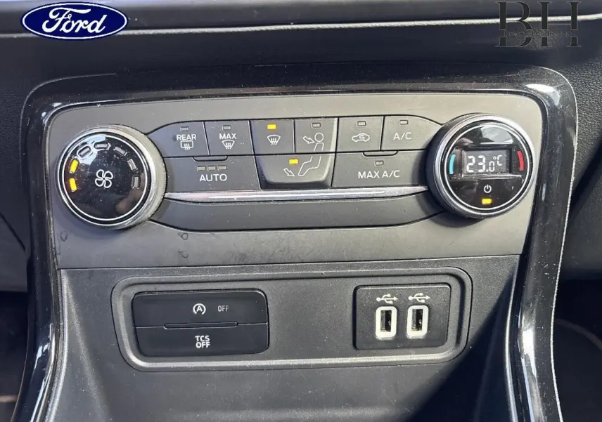 Tableau de bord de Ford EcoSport 2018, détail de la console centrale avec commandes climatisation et ports USB.