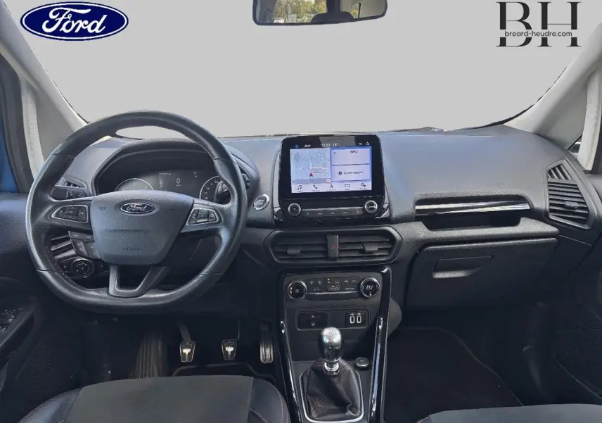 Vue intérieure avant du Ford EcoSport 2018, tableau de bord noir avec écran tactile et volant cuir multifonction.
