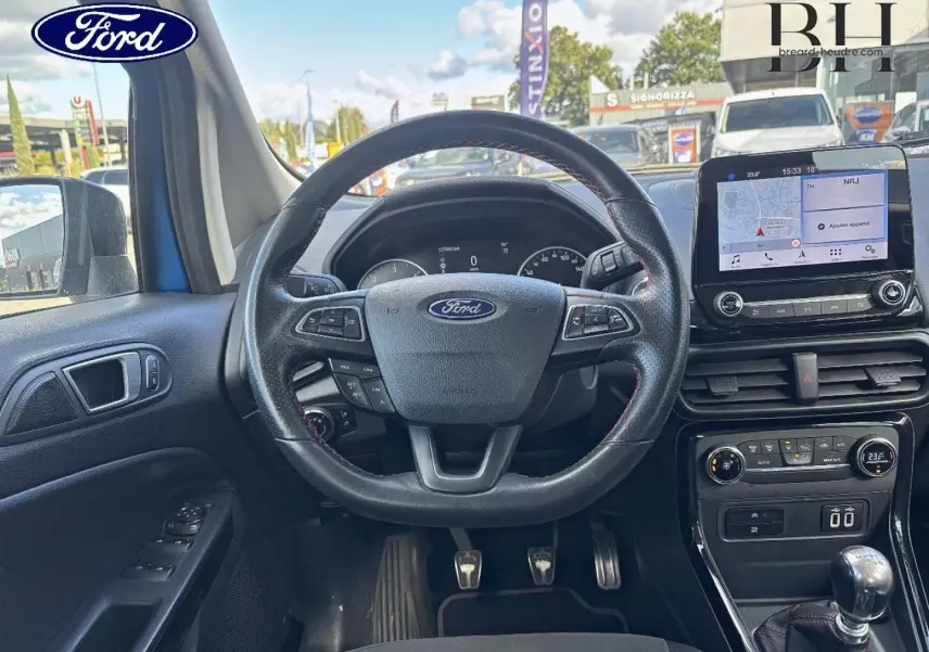 Vue intérieure centrée sur le volant cuir multifonction et la console avec écran tactile du Ford Ecosport bleu Lightning 2018.