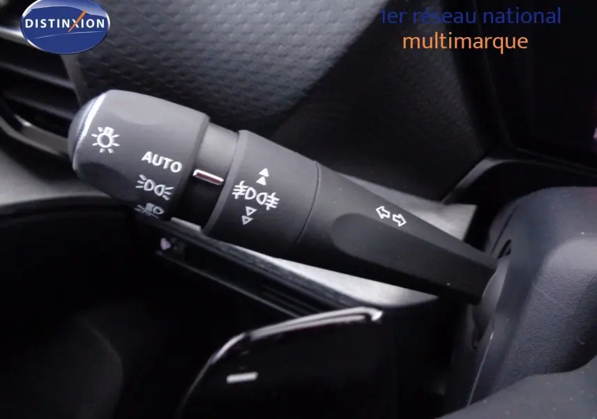 Gros plan sur la commande des feux et clignotants à gauche du volant dans le Citroën C5 X noir métal 2022.