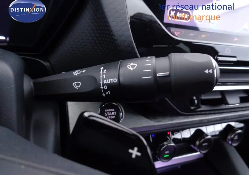 Gros plan sur la commande d'essuie-glace et le bouton start/stop du tableau de bord de la Citroën C5 X noire 2022.