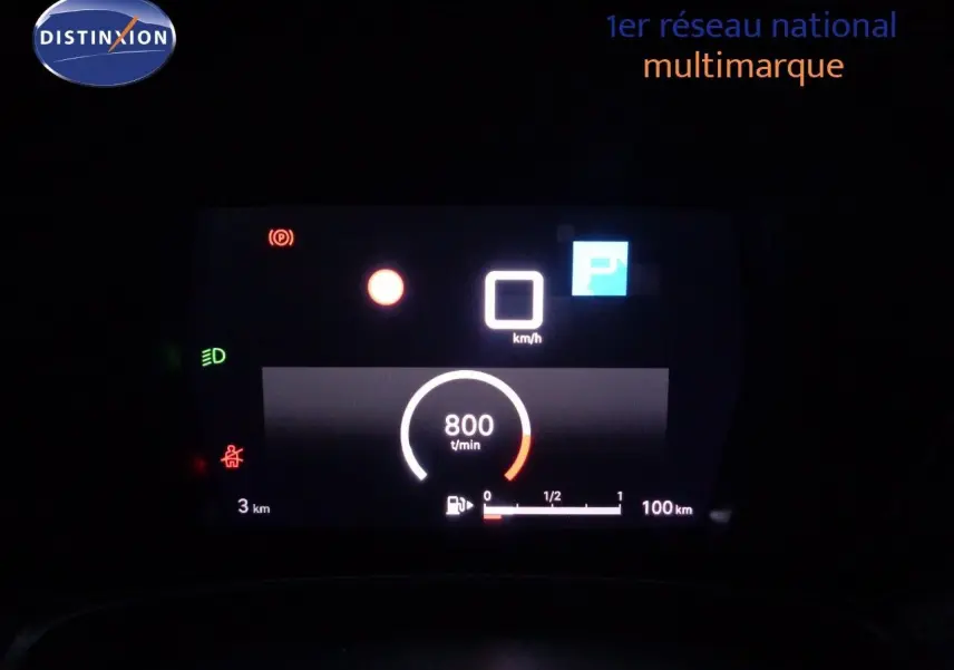 Tableau de bord numérique de Citroën C5 X noir, affichant 0 km/h et régime moteur à 800 tours par minute.