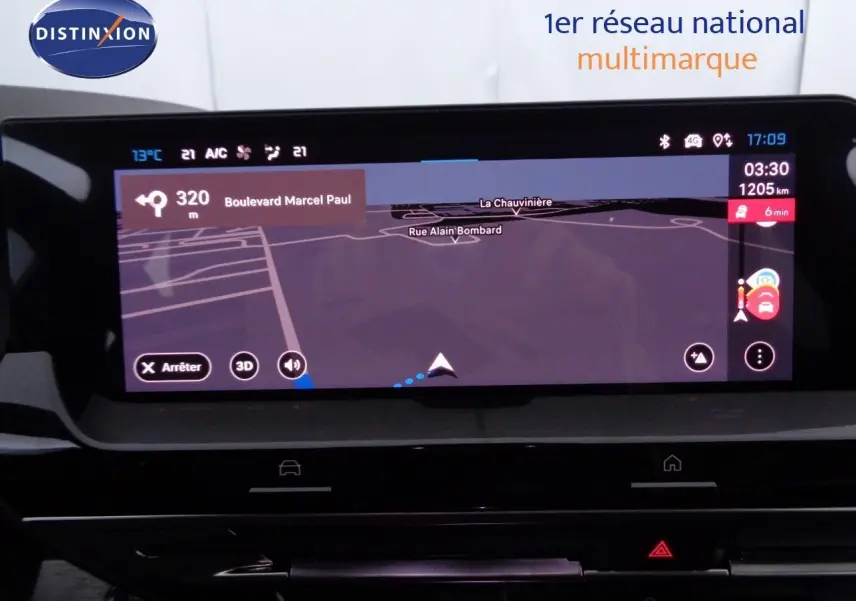 Écran tactile central du tableau de bord de la Citroën C5 X noir métal, affichant la navigation GPS en mode nuit.