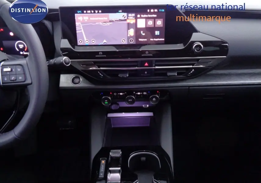 Tableau de bord et console centrale du Citroën C5 X noir métal 2022 avec écran tactile et commandes climatisation visibles.