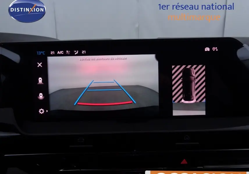 Écran multimédia de la Citroën C5 X noir métal 2022 affichant la caméra de recul avec guidage dynamique.