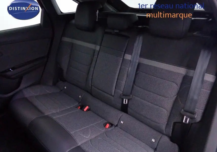 Vue intérieure côté conducteur de la Citroën C5 X 2022 avec tableau de bord noir et volant multifonction.