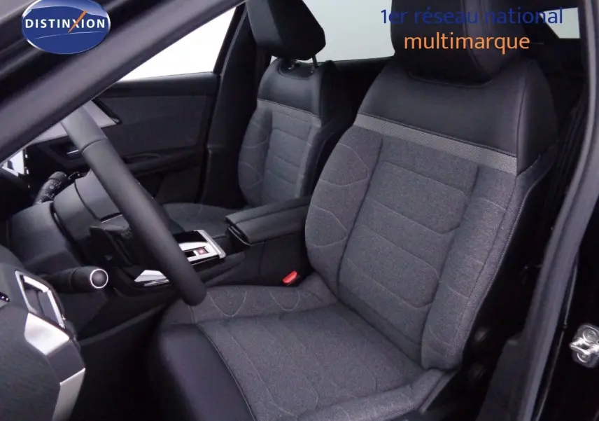 Vue intérieure côté conducteur de la Citroën C5 X 2022, sièges tissu gris et cuir noir avec console centrale moderne.