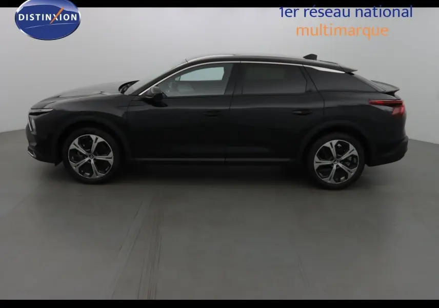 Profil côté gauche d'une Citroën C5 X noire métallisée 2022 avec jantes alliage bicolores et toit argenté.