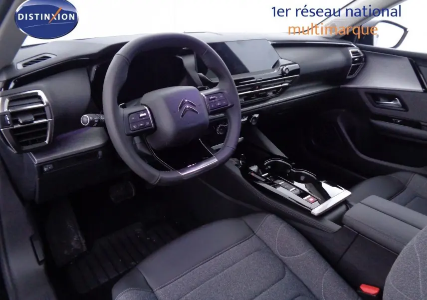 Intérieur noir de la Citroën C5 X 2022, vue côté conducteur montrant volant multifonction et tableau de bord moderne.